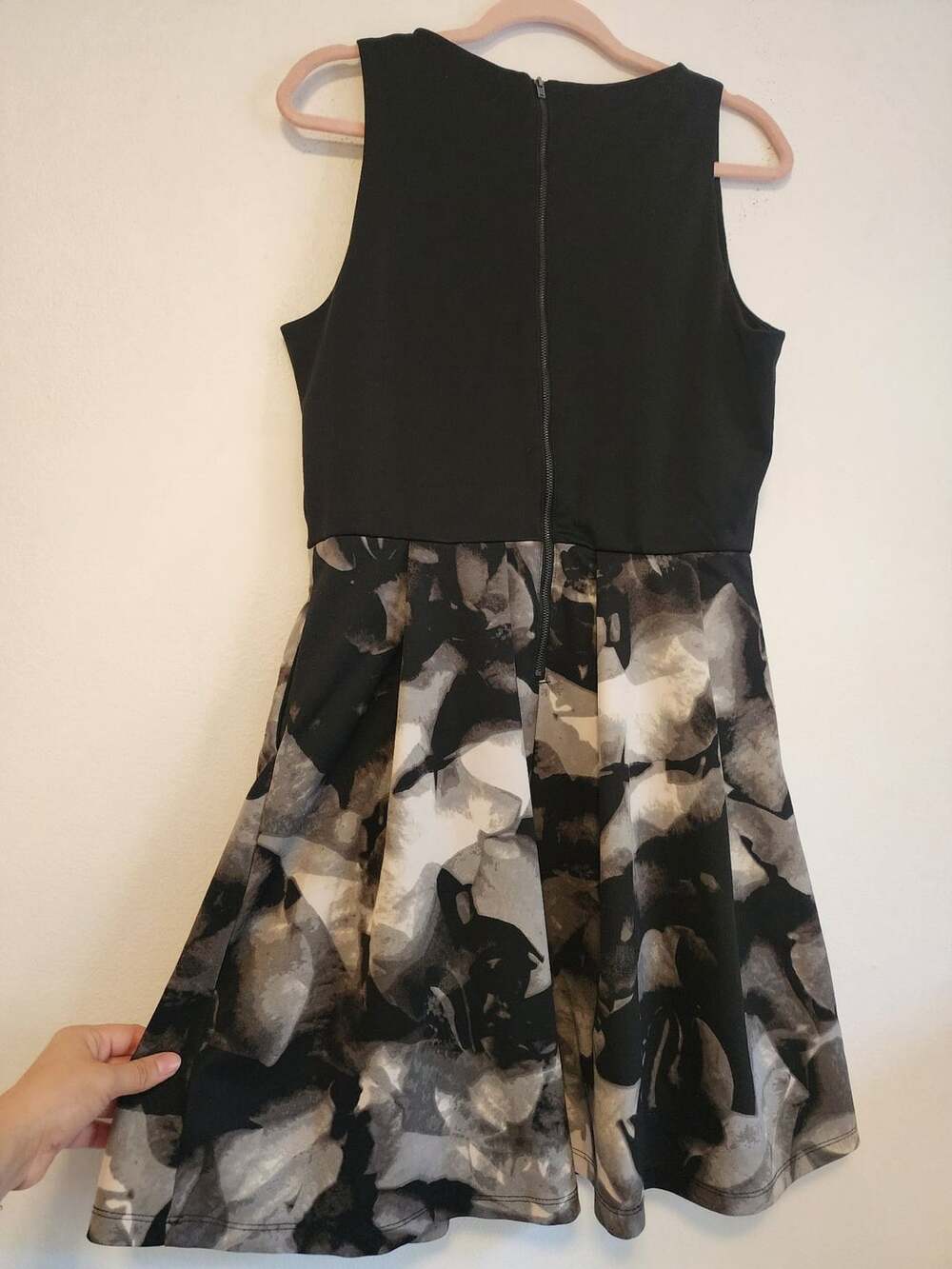 Black & gray Floral Dress Size L Sleeveless Fit And Flare - Picture 5 of 5